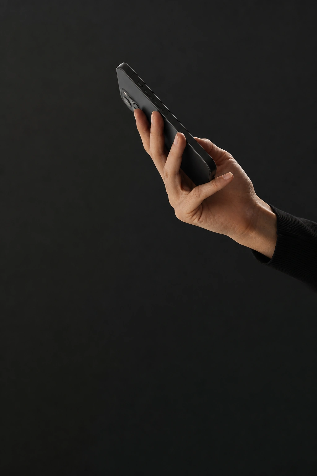 Des personnes utilisant ChatGPT, Claude et WhatsApp sur leur téléphone.